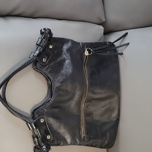 removable shoulder strap and front/back zippered pockets,